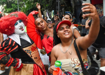 O Carnaval de Rua do Rio segue com blocos animando diferentes bairros. Destaques de sábado incluem Tecnomacumba, Baile da Pratinha e megablocos do Circuito Preta Gil.