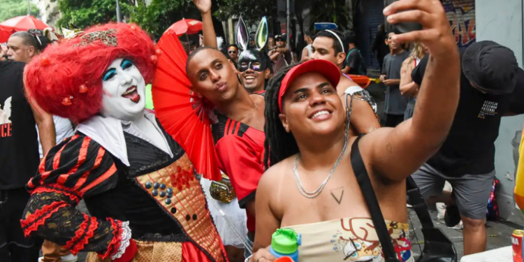 O Carnaval de Rua do Rio segue com blocos animando diferentes bairros. Destaques de sábado incluem Tecnomacumba, Baile da Pratinha e megablocos do Circuito Preta Gil.