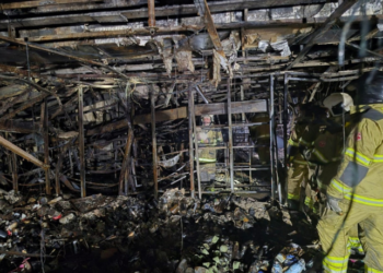 Após incêndios em shoppings do Rio de Janeiro, Corpo de Bombeiros fiscaliza 99 estabelecimentos, identificando 47 com irregularidades em segurança contra incêndio e sete sem Certificado de Aprovação.