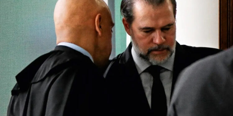 Ministro Alexandre de Moraes rejeita pedido para afastar Dias Toffoli de processo envolvendo Eike Batista por falta de provas.