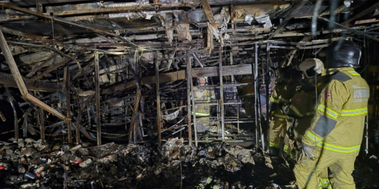 Após incêndios em shoppings do Rio de Janeiro, Corpo de Bombeiros fiscaliza 99 estabelecimentos, identificando 47 com irregularidades em segurança contra incêndio e sete sem Certificado de Aprovação.