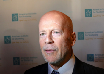 Emma Heming, esposa de Bruce Willis, afirmou que o ator de 70 anos não percebe que tem demência frontotemporal, explicando que a condição é resultado de anosognosia, fenômeno neurológico que afeta pacientes da doença.
