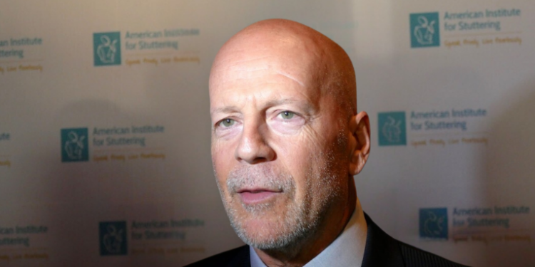 Emma Heming, esposa de Bruce Willis, afirmou que o ator de 70 anos não percebe que tem demência frontotemporal, explicando que a condição é resultado de anosognosia, fenômeno neurológico que afeta pacientes da doença.