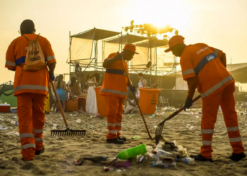 A Comlurb retirou cerca de 1.250 toneladas de lixo no Rio de Janeiro após a virada de 2025, com destaque para Copacabana, onde foram recolhidas 650 toneladas. Saiba como foi a operação.