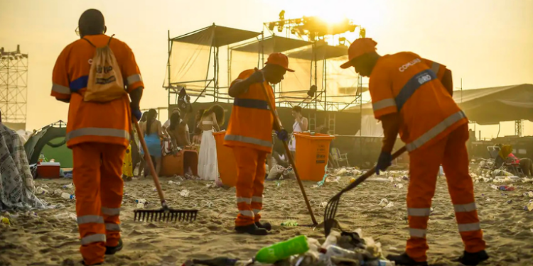 A Comlurb retirou cerca de 1.250 toneladas de lixo no Rio de Janeiro após a virada de 2025, com destaque para Copacabana, onde foram recolhidas 650 toneladas. Saiba como foi a operação.