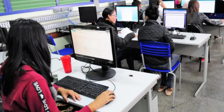 Cerca de 68,7% das escolas públicas do Brasil têm internet adequada para atividades pedagógicas, segundo balanço do Programa Escolas Conectadas do MEC e MCom.