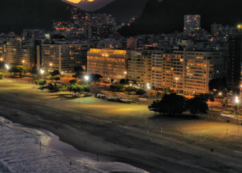 Trechos de Copacabana e Leme, no Rio de Janeiro, seguem sem energia devido a furtos de cabos e sobrecarga na rede. Light mobiliza equipes e instala geradores, mas previsão de normalização ainda não foi cumprida.