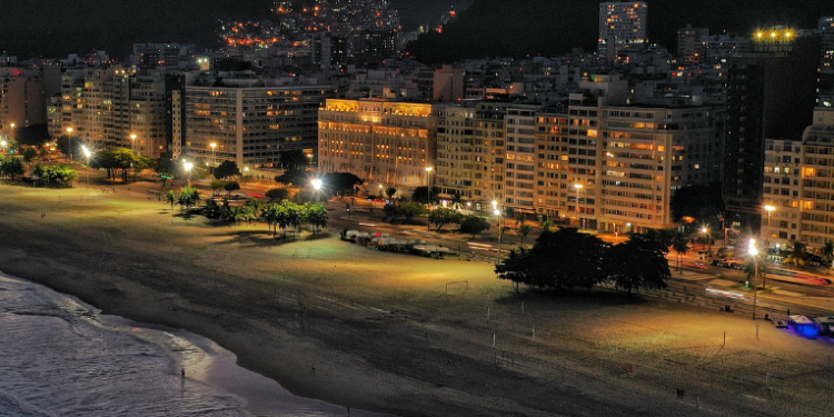 Trechos de Copacabana e Leme, no Rio de Janeiro, seguem sem energia devido a furtos de cabos e sobrecarga na rede. Light mobiliza equipes e instala geradores, mas previsão de normalização ainda não foi cumprida.