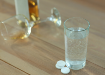 Especialistas alertam que remédios vendidos como antirressaca não protegem o fígado nem anulam os efeitos do álcool e podem representar riscos quando usados sem orientação médica.