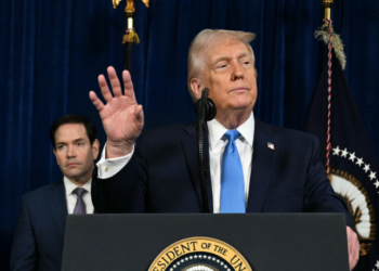 Donald Trump voltou a defender a incorporação da Groenlândia aos Estados Unidos, alegando motivos de segurança nacional. A fala gerou críticas da Dinamarca, da Groenlândia e reacendeu tensões diplomáticas na Europa.