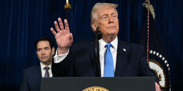 Donald Trump voltou a defender a incorporação da Groenlândia aos Estados Unidos, alegando motivos de segurança nacional. A fala gerou críticas da Dinamarca, da Groenlândia e reacendeu tensões diplomáticas na Europa.