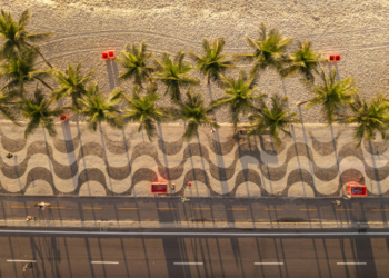 A Polícia Militar apreendeu 144 facas durante o Réveillon 2026 em Copacabana. Festa reuniu 2,6 milhões de pessoas e contou com forte esquema de segurança e tecnologia inédita.