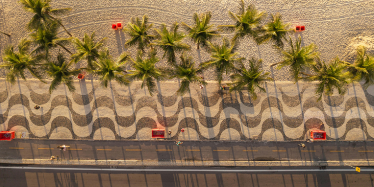A Polícia Militar apreendeu 144 facas durante o Réveillon 2026 em Copacabana. Festa reuniu 2,6 milhões de pessoas e contou com forte esquema de segurança e tecnologia inédita.