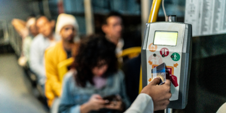 As tarifas do transporte municipal do Rio de Janeiro foram reajustadas para R$ 5. Prefeitura mantém subsídio para garantir equilíbrio financeiro do sistema, que considera quilometragem rodada e indicadores contratuais.