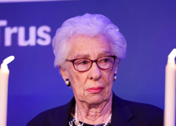 Eva Schloss, meia-irmã de Anne Frank e sobrevivente do Holocausto, faleceu aos 96 anos. Cofundadora da Fundação Anne Frank UK, dedicou sua vida à educação, à memória histórica e ao combate ao preconceito.
