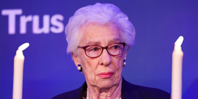 Eva Schloss, meia-irmã de Anne Frank e sobrevivente do Holocausto, faleceu aos 96 anos. Cofundadora da Fundação Anne Frank UK, dedicou sua vida à educação, à memória histórica e ao combate ao preconceito.