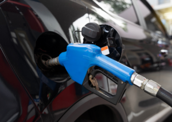 A partir de janeiro de 2026, gasolina, diesel e gás de cozinha têm aumento no preço causado pelo ICMS fixo por litro ou quilo. Especialistas alertam para efeito no bolso do consumidor e transporte.