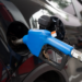 A partir de janeiro de 2026, gasolina, diesel e gás de cozinha têm aumento no preço causado pelo ICMS fixo por litro ou quilo. Especialistas alertam para efeito no bolso do consumidor e transporte.