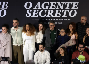 O filme brasileiro O Agente Secreto conquista o Critics Choice Awards 2026 como melhor filme em língua estrangeira. Wagner Moura e a direção de Kleber Mendonça Filho recebem elogios da crítica.