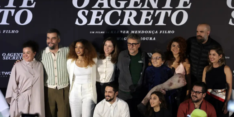 O filme brasileiro O Agente Secreto conquista o Critics Choice Awards 2026 como melhor filme em língua estrangeira. Wagner Moura e a direção de Kleber Mendonça Filho recebem elogios da crítica.