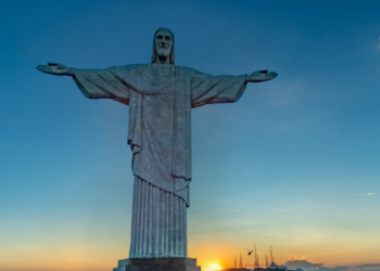 Réveillon do Rio registra alta de 10,7% nas reservas aéreas, atrai turistas estrangeiros e impulsiona o comércio e a economia local, segundo a Embratur.