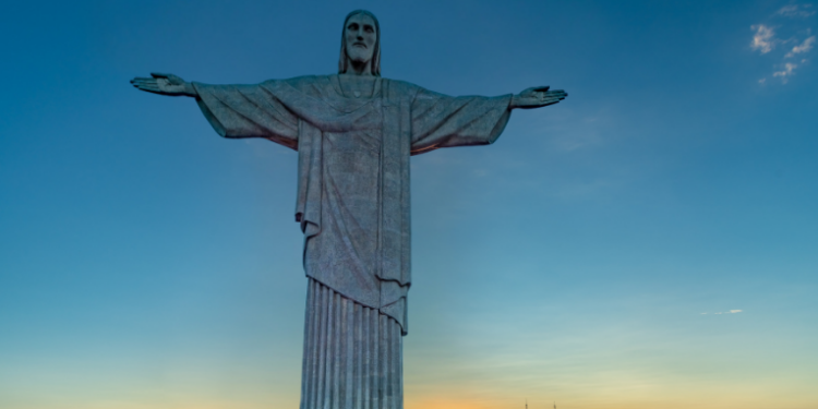 Réveillon do Rio registra alta de 10,7% nas reservas aéreas, atrai turistas estrangeiros e impulsiona o comércio e a economia local, segundo a Embratur.