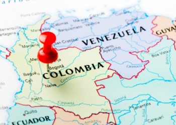 Donald Trump sugere anexação da Groenlândia e intervenção militar na Colômbia. Reações internacionais reforçam a soberania dos países e criticam ameaças de Washington.