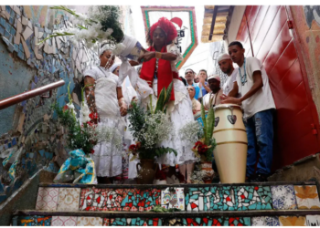 Bloco do Saci realiza lavagem da Escadaria Baden Powell em Copacabana, homenageando São Sebastião e Oxóssi. Evento inclui cortejo, samba-enredo e participação do público.