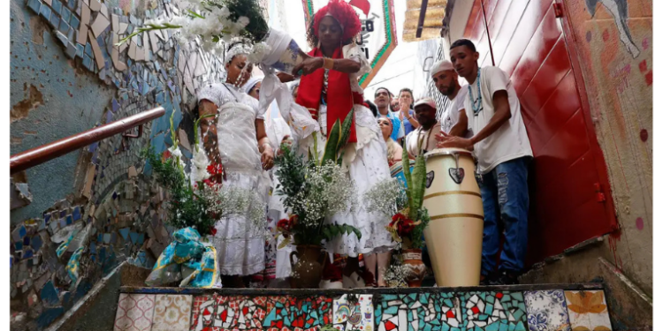 Bloco do Saci realiza lavagem da Escadaria Baden Powell em Copacabana, homenageando São Sebastião e Oxóssi. Evento inclui cortejo, samba-enredo e participação do público.