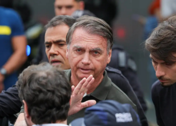 Ex-presidente Jair Bolsonaro poderá reduzir parte de sua pena no DF com programa de remição por leitura, que diminui 4 dias por livro lido com relatório aprovado.