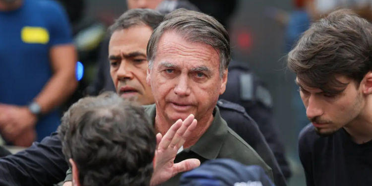 Ex-presidente Jair Bolsonaro poderá reduzir parte de sua pena no DF com programa de remição por leitura, que diminui 4 dias por livro lido com relatório aprovado.