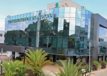 O Conselho Federal de Medicina estuda usar resultados do Enamed para registro profissional. Debate envolve qualidade da formação, segurança de pacientes e limites legais para médicos recém-formados.