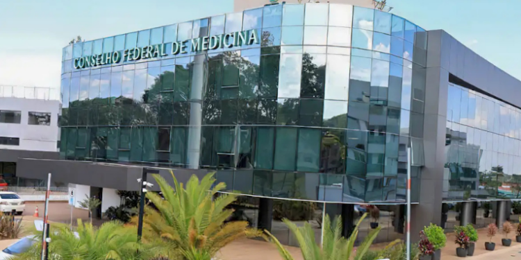 O Conselho Federal de Medicina estuda usar resultados do Enamed para registro profissional. Debate envolve qualidade da formação, segurança de pacientes e limites legais para médicos recém-formados.