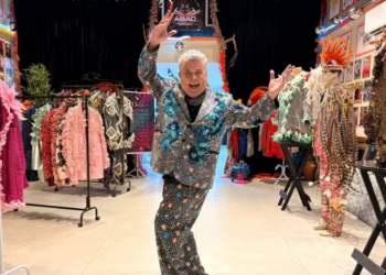 Exposição gratuita no Centro do Rio reúne 120 ternos icônicos de Milton Cunha e celebra sua trajetória, estética exuberante e relação com o carnaval brasileiro.