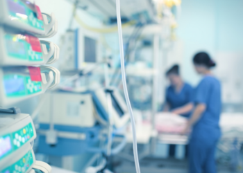 O Cofen liberou enfermeiros para prescrever certos antibióticos, como amoxicilina e azitromicina, gerando polêmica com médicos que defendem exclusividade da prescrição médica.