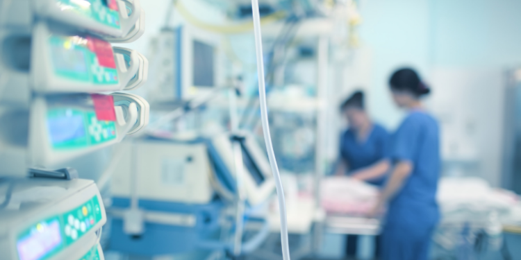 O Cofen liberou enfermeiros para prescrever certos antibióticos, como amoxicilina e azitromicina, gerando polêmica com médicos que defendem exclusividade da prescrição médica.