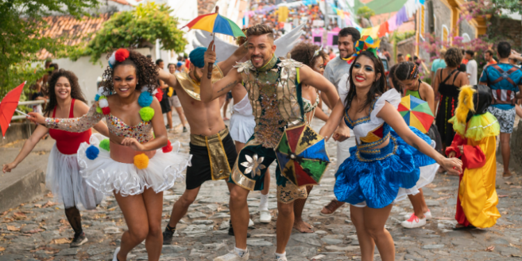 Especialista alerta que a pressa por mudanças estéticas antes do Carnaval pode trazer riscos à saúde, como inflamações e desequilíbrios metabólicos.