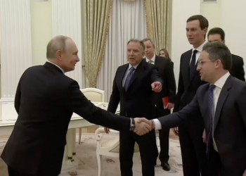 Representantes dos Estados Unidos desembarcam em Moscou para rodada de conversas com Vladimir Putin sobre guerra na Ucrânia e relações bilaterais.