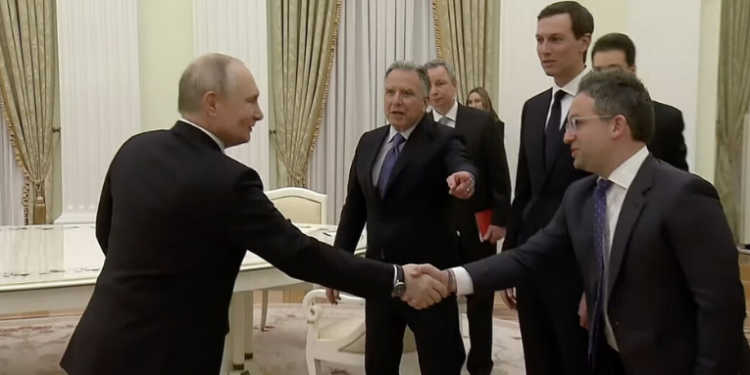 Representantes dos Estados Unidos desembarcam em Moscou para rodada de conversas com Vladimir Putin sobre guerra na Ucrânia e relações bilaterais.