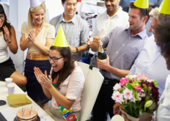 Projeto de lei em análise na Câmara sugere que trabalhadores tenham folga remunerada no aniversário, reforçando bem-estar e equilíbrio entre vida pessoal e profissional.