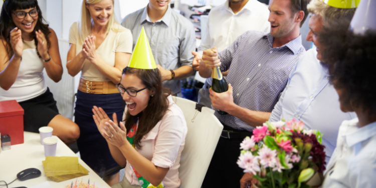Projeto de lei em análise na Câmara sugere que trabalhadores tenham folga remunerada no aniversário, reforçando bem-estar e equilíbrio entre vida pessoal e profissional.