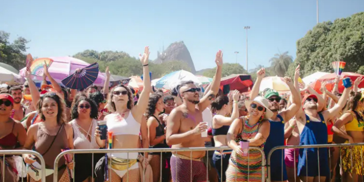Carnaval de rua do Rio de Janeiro em 2026 reúne blocos LGBTQIA+ e coletivos diversos, promovendo música, arte, inclusão, sustentabilidade e cidadania.