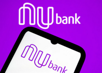 Nubank supera o Bradesco e se torna o banco privado com mais clientes no Brasil, segundo dados do Banco Central, reforçando a transformação digital no setor financeiro.