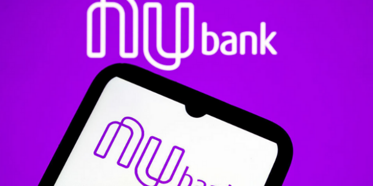 Nubank supera o Bradesco e se torna o banco privado com mais clientes no Brasil, segundo dados do Banco Central, reforçando a transformação digital no setor financeiro.