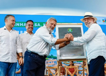 Durante evento em Maceió, Lula criticou defensores do Banco Master, destacou entrega de moradias, ambulâncias e unidades odontológicas, e reforçou combate à violência e fake news.