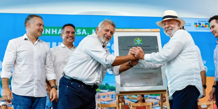 Durante evento em Maceió, Lula criticou defensores do Banco Master, destacou entrega de moradias, ambulâncias e unidades odontológicas, e reforçou combate à violência e fake news.