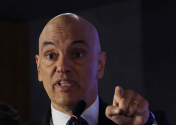 O STF determinou a remoção de todos os acampamentos próximos ao Complexo da Papuda, onde Jair Bolsonaro está detido. Alexandre de Moraes reforça que descumprimento da ordem pode levar à prisão em flagrante.
