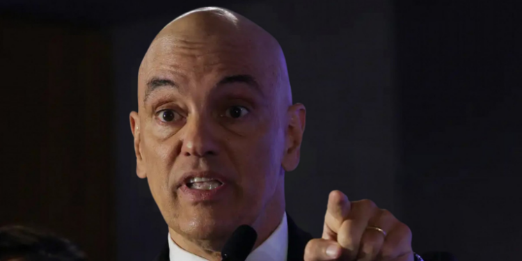 O STF determinou a remoção de todos os acampamentos próximos ao Complexo da Papuda, onde Jair Bolsonaro está detido. Alexandre de Moraes reforça que descumprimento da ordem pode levar à prisão em flagrante.