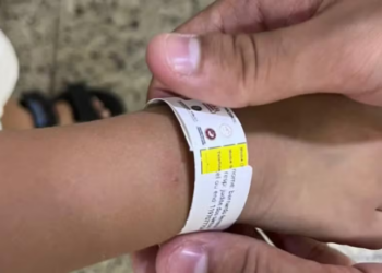 Com a chegada do Carnaval, o Governo do Rio intensifica ações de prevenção ao desaparecimento de crianças e adolescentes. Mobilização da FIA-RJ ocorre na Central do Brasil com orientações e pulseiras de identificação.