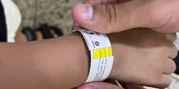 Com a chegada do Carnaval, o Governo do Rio intensifica ações de prevenção ao desaparecimento de crianças e adolescentes. Mobilização da FIA-RJ ocorre na Central do Brasil com orientações e pulseiras de identificação.